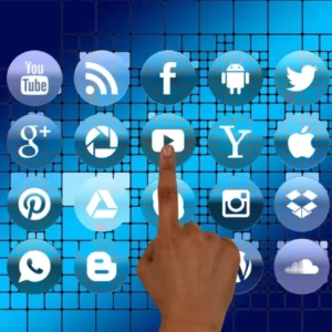 10 najlepszych platform reklamowych ppc w 2024. Dłoń wskazująca na loga popularnych platform społecznościowych