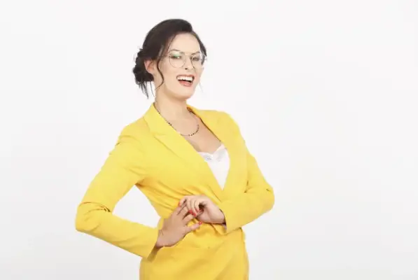 Psychodietetyczka i twórczyni internetowa -Karolina Gruszecka ubrana w modną, żółtą marynarkę na białym tle