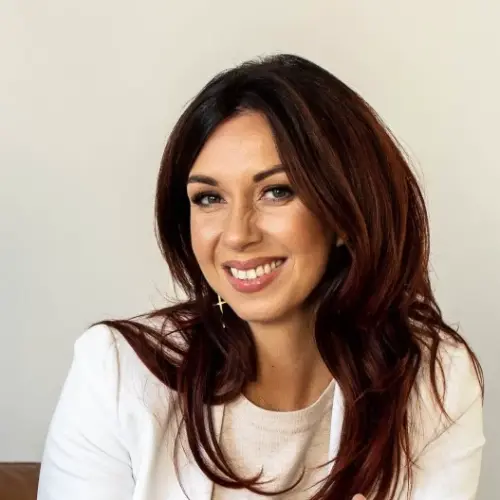 Ekspertka zdrowia kobiet i twórczyni internetowa - Ola Chołody Pudełko w białej marynarce