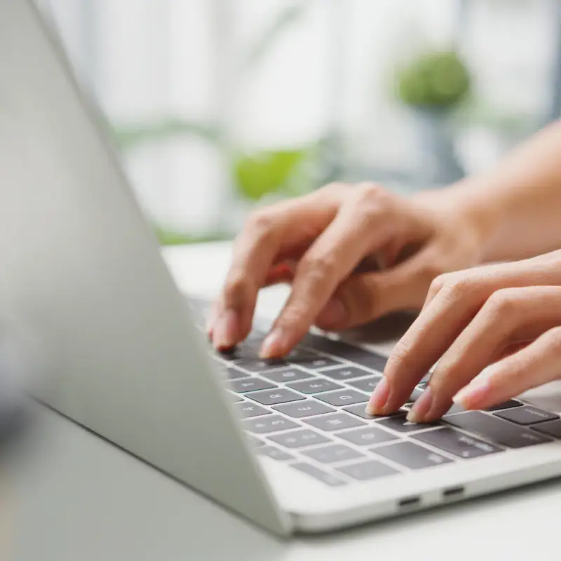 Grafika dłoni klienta w trakcie kontaktu przy pomocy wirtualnego formularza kontaktowego na stronie agencji marketingu internetowego SEMLEADERS